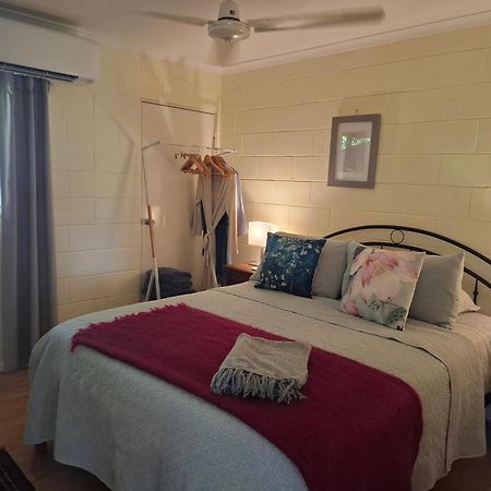 J & Ella'S Holiday House - 1 Bedroom, 1 Bathroom Home Cooktown Bagian luar foto